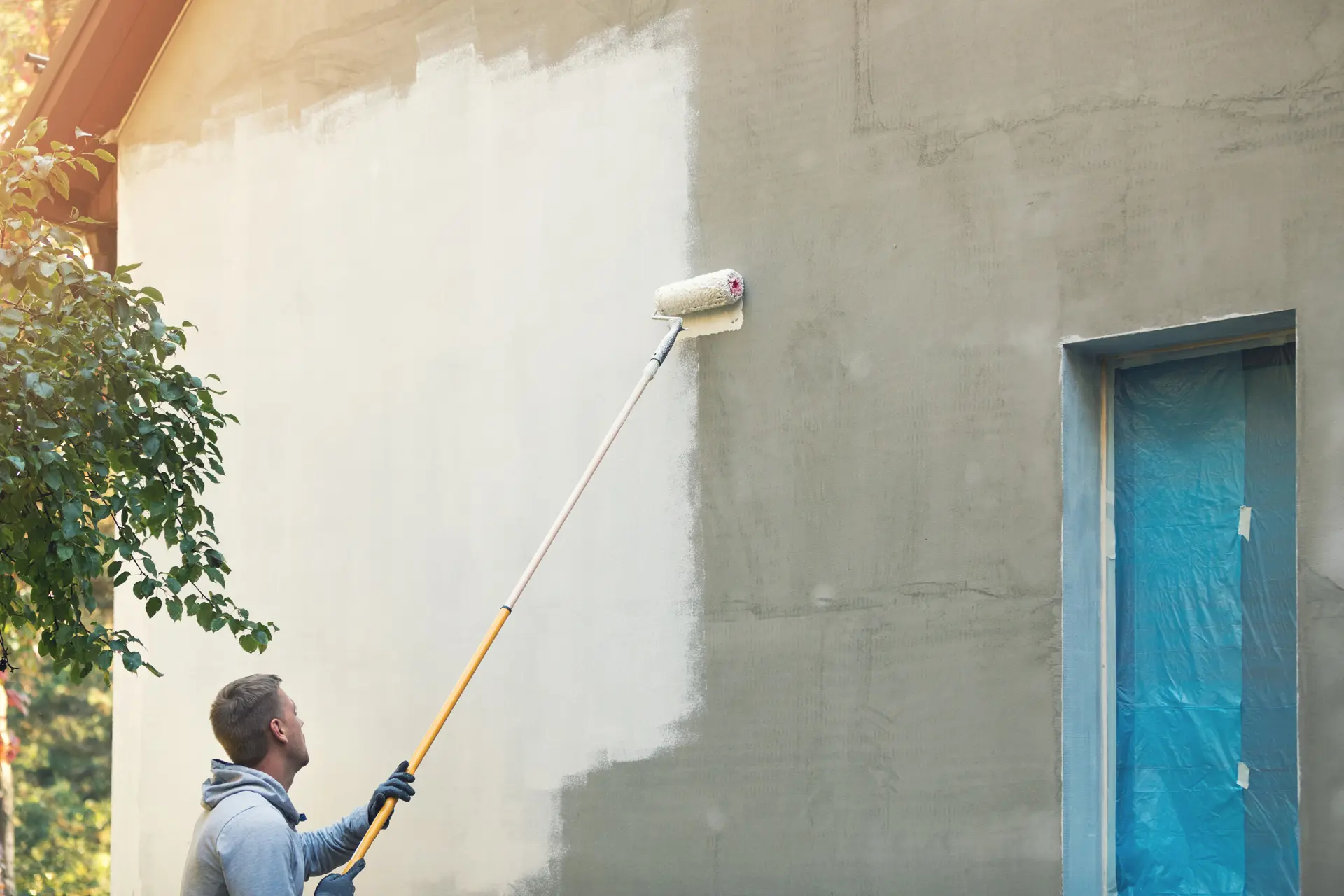 Pintor trabajando en una fachada en Tarrasa